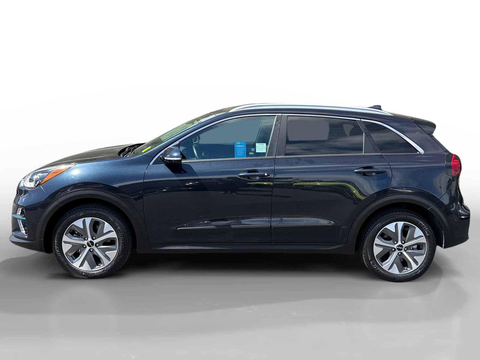Used 2022 Kia Niro EX image 2