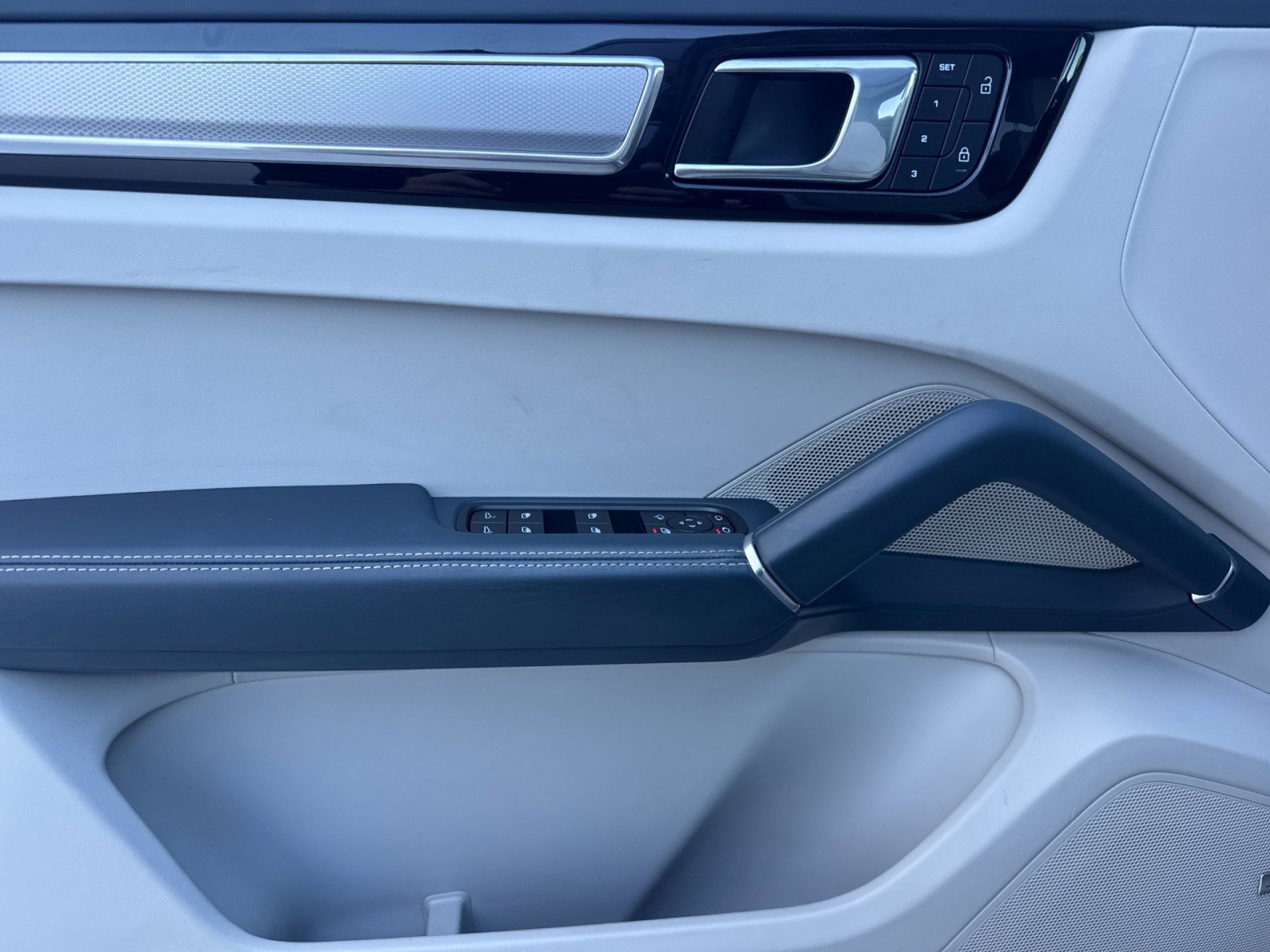 Certified 2023 Porsche Cayenne Platinum Edition image 12