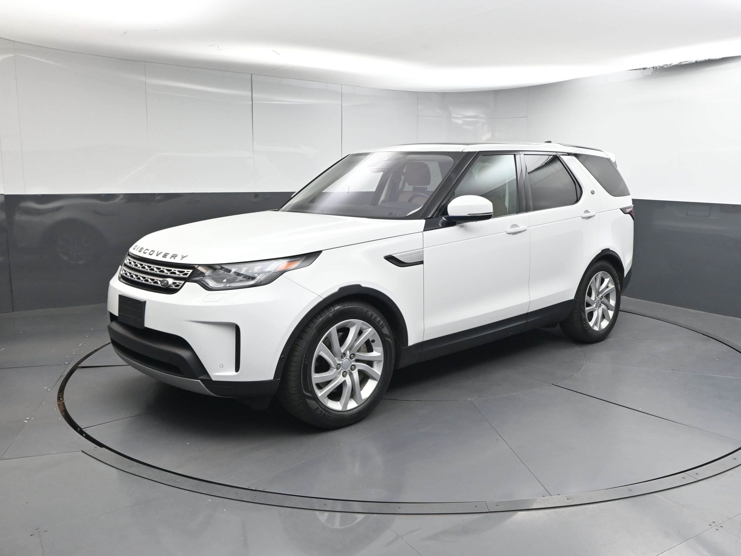 Used 2019 Land Rover Discovery HSE image 2