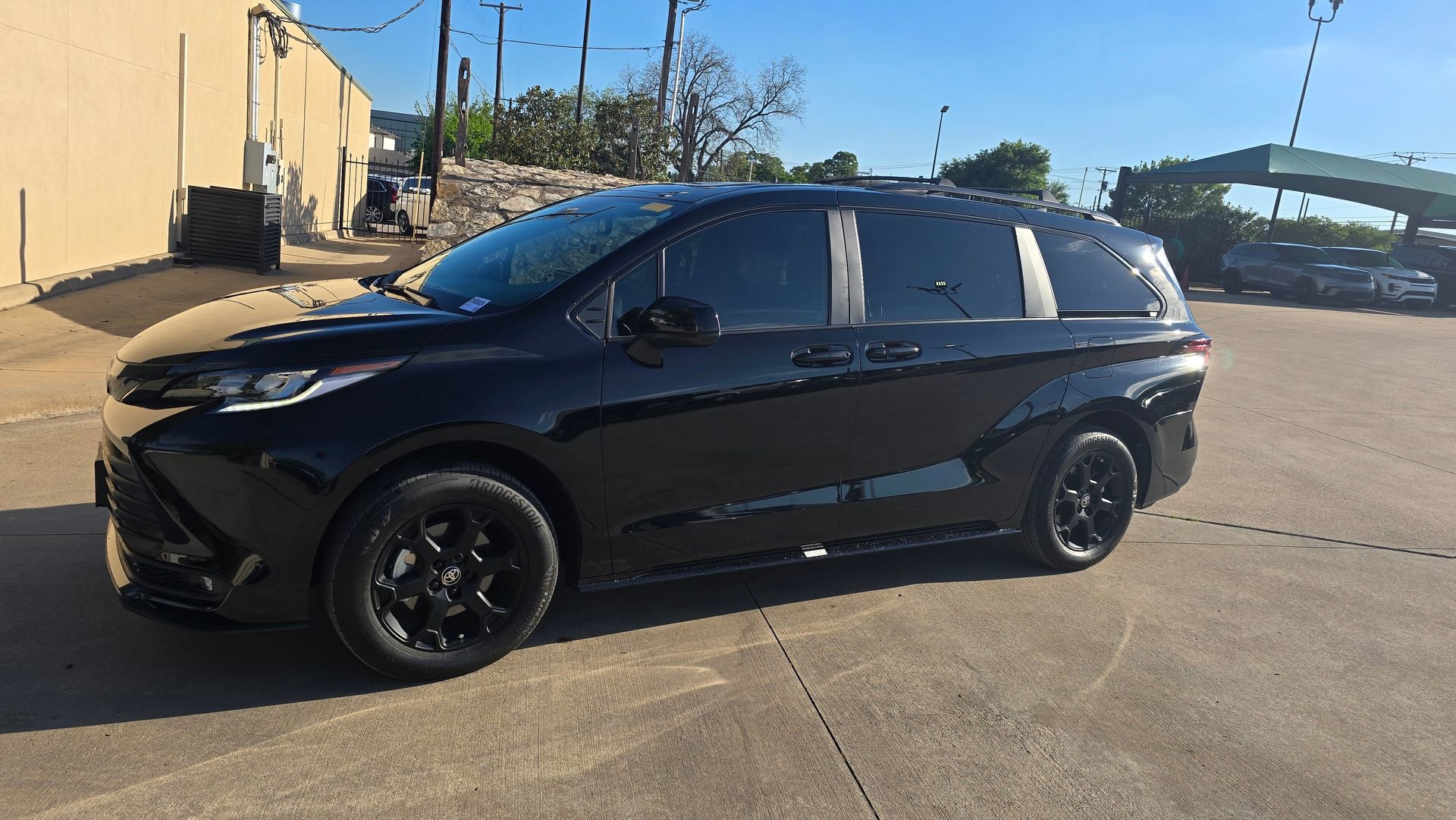 Used 2025 Toyota Sienna XLE Woodland Edition image 1
