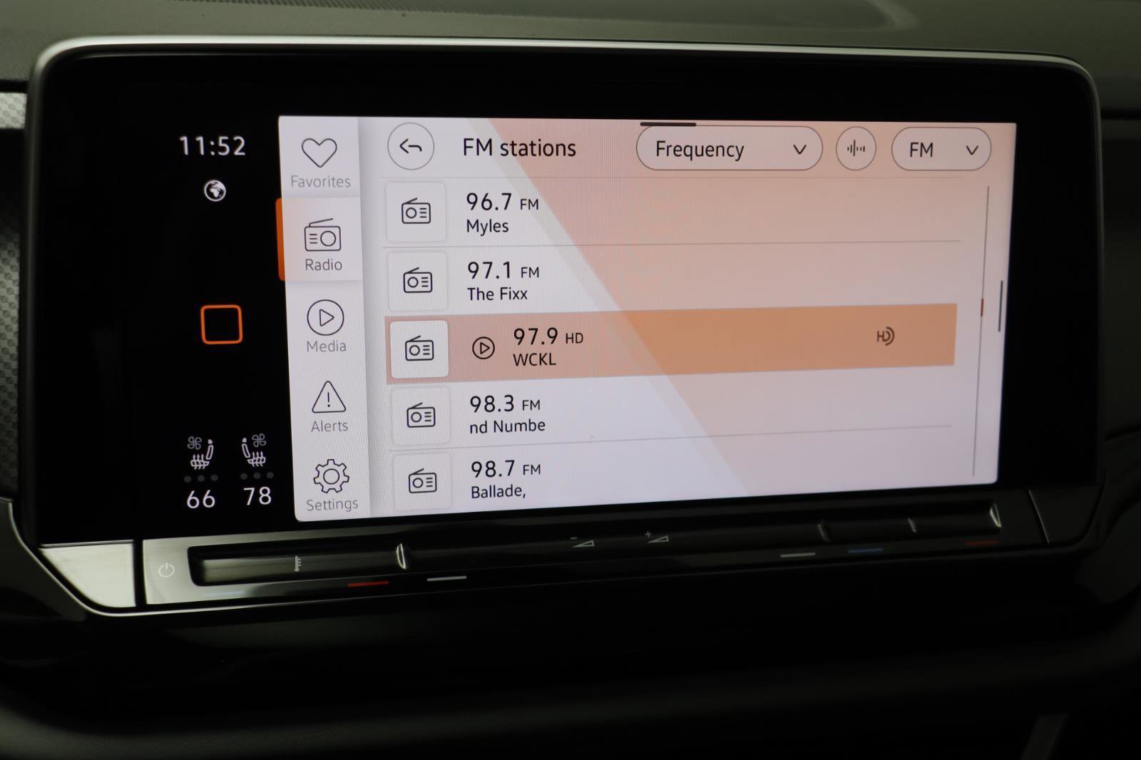 Used 2025 Volkswagen Atlas Peak Edition SE image 8