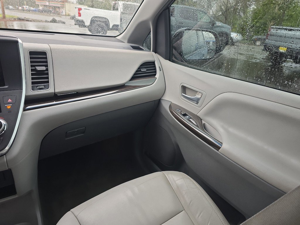 Used 2015 Toyota Sienna XLE w/ XLE Navigation Package image 21
