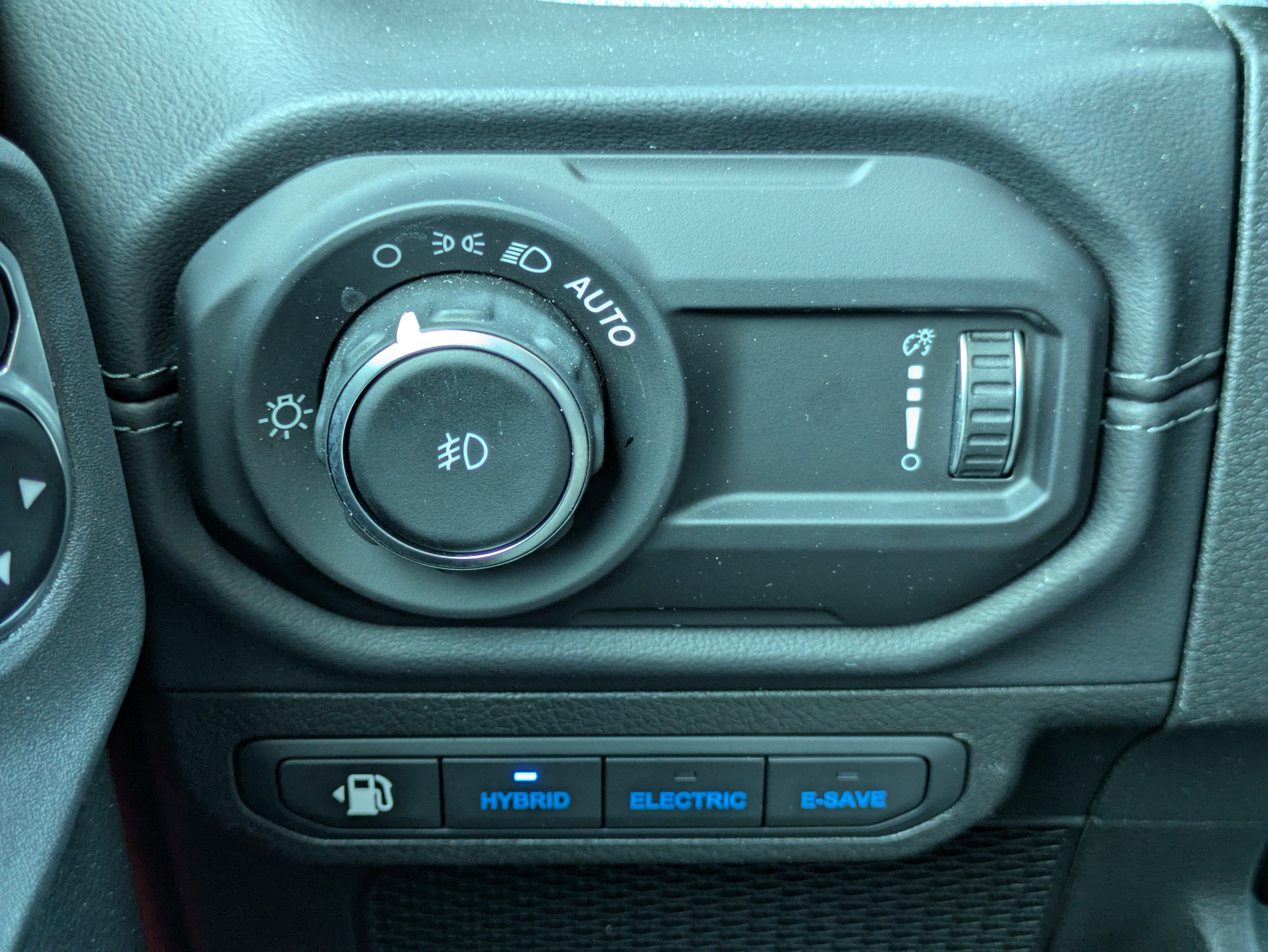 Used 2025 Jeep Wrangler Sahara w/ Safety Group image 14