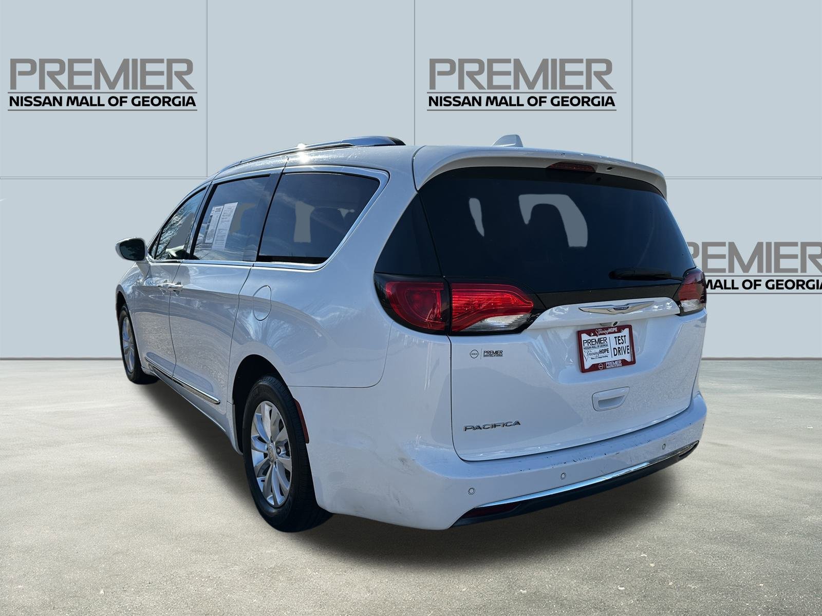 Used 2018 Chrysler Pacifica Touring-L image 7