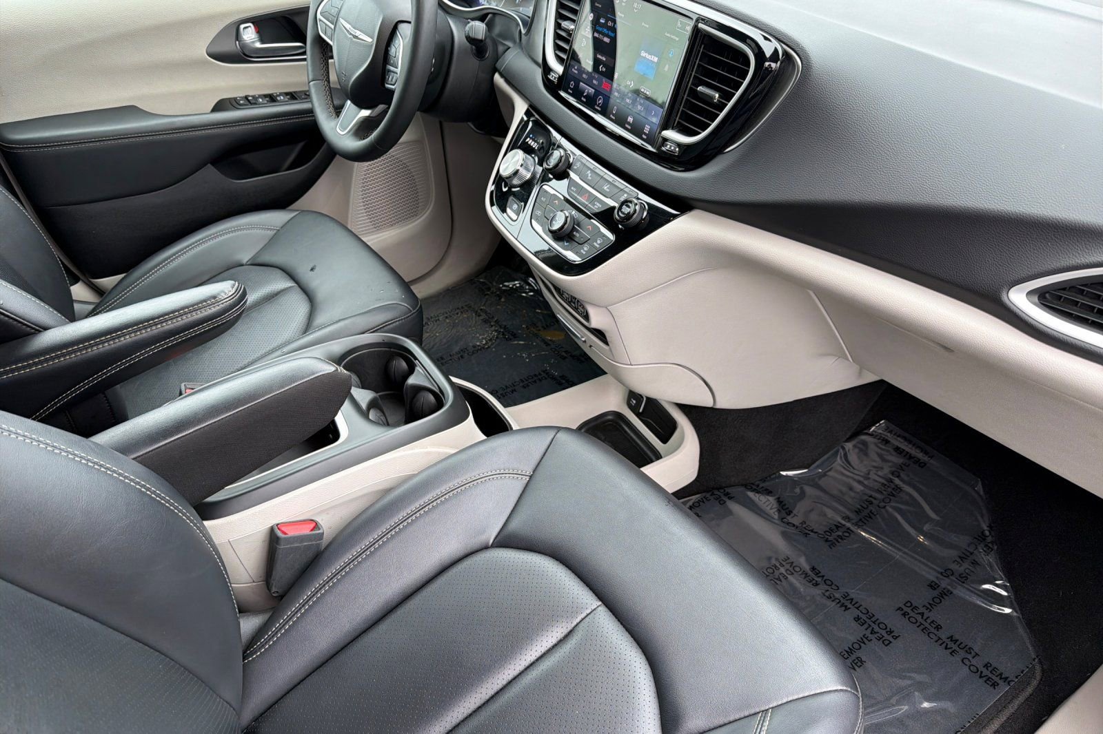 Used 2024 Chrysler Pacifica Touring-L image 13