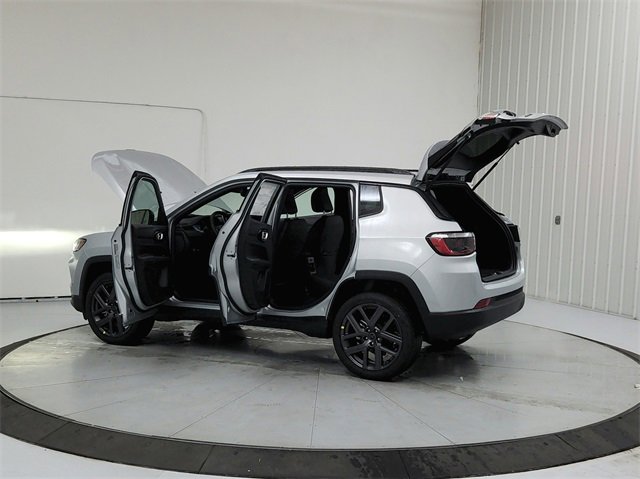 New 2026 Jeep Compass Latitude image 13