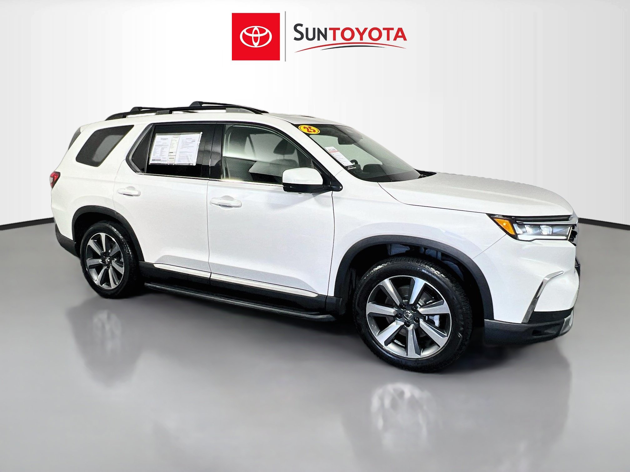 Used 2025 Honda Pilot Elite image 1