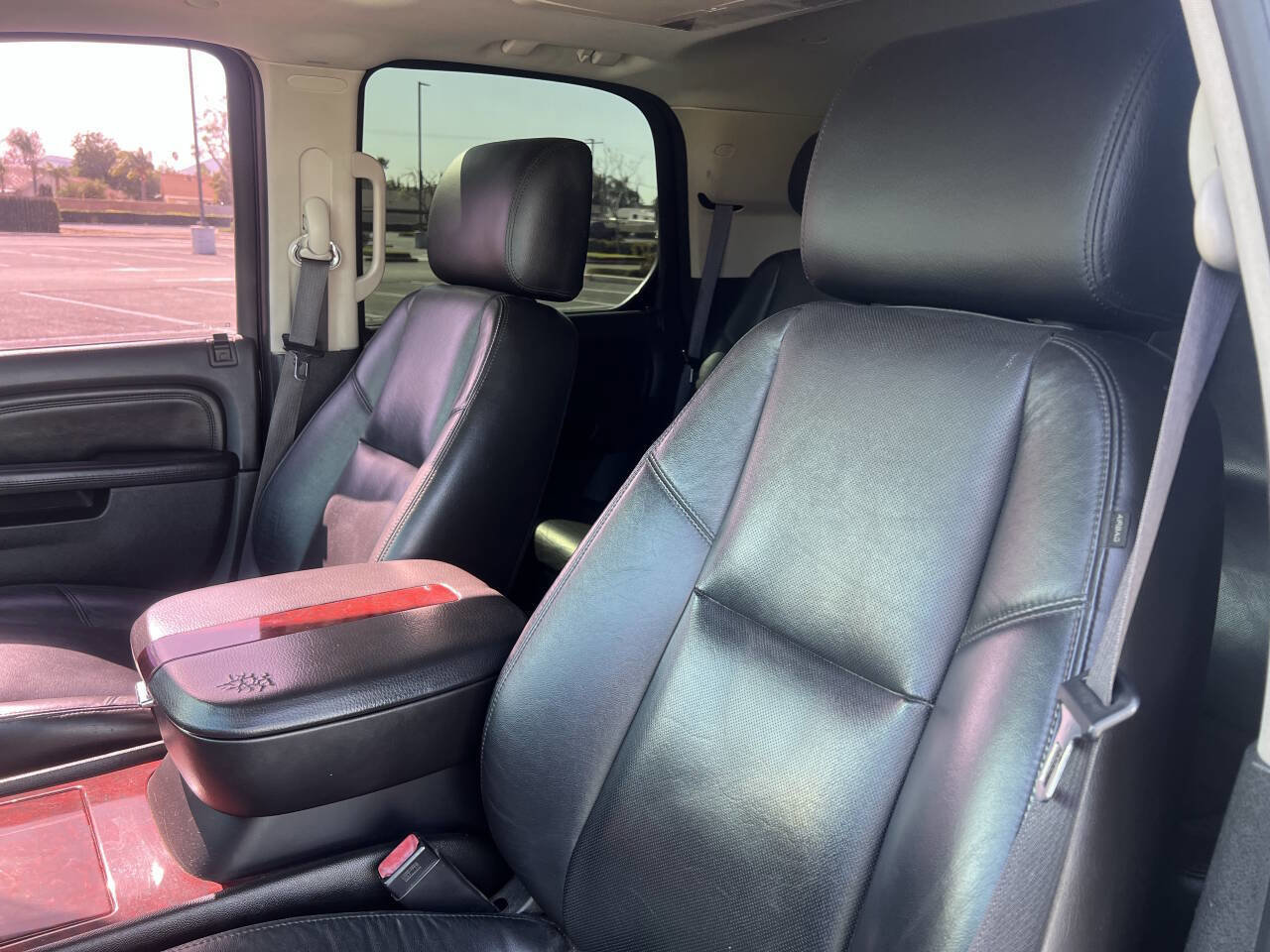 Used 2010 Cadillac Escalade Premium image 21