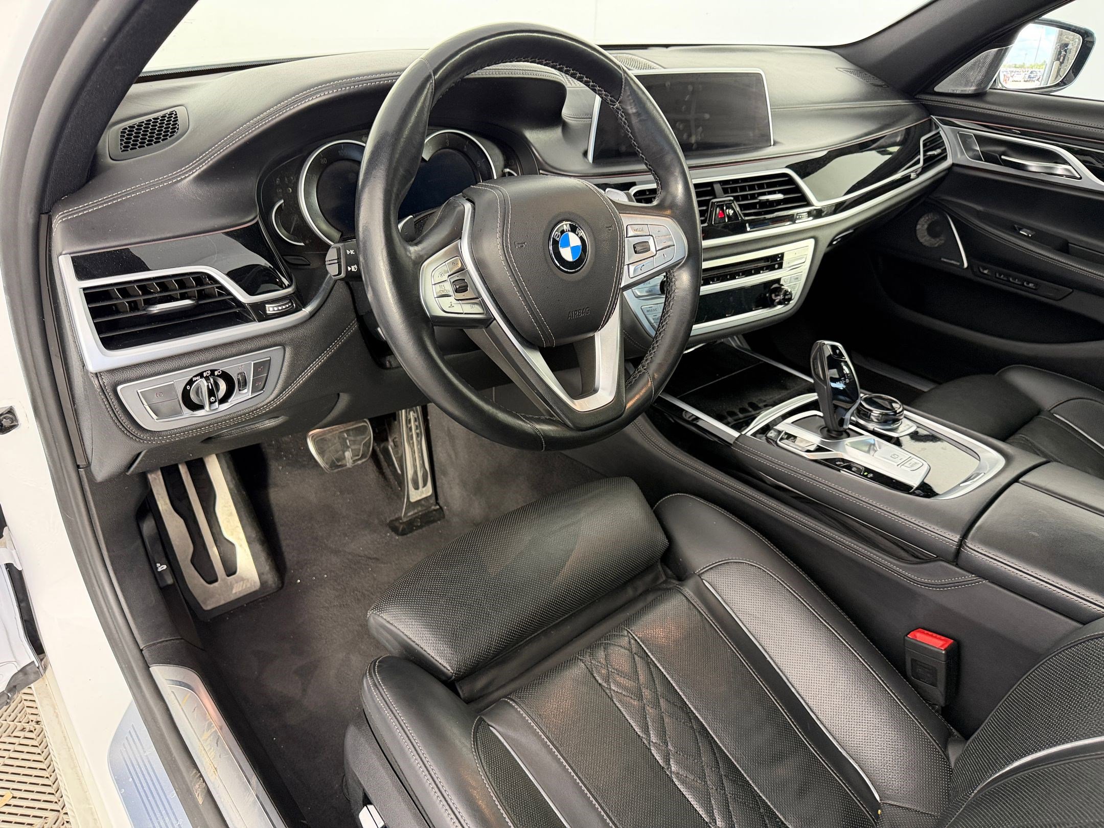 Used 2019 BMW 750i w/ Executive Package image 4