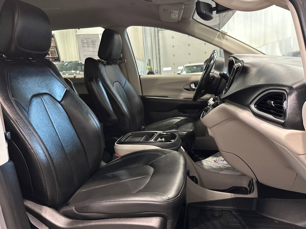 Used 2020 Chrysler Pacifica Touring-L FWD image 36