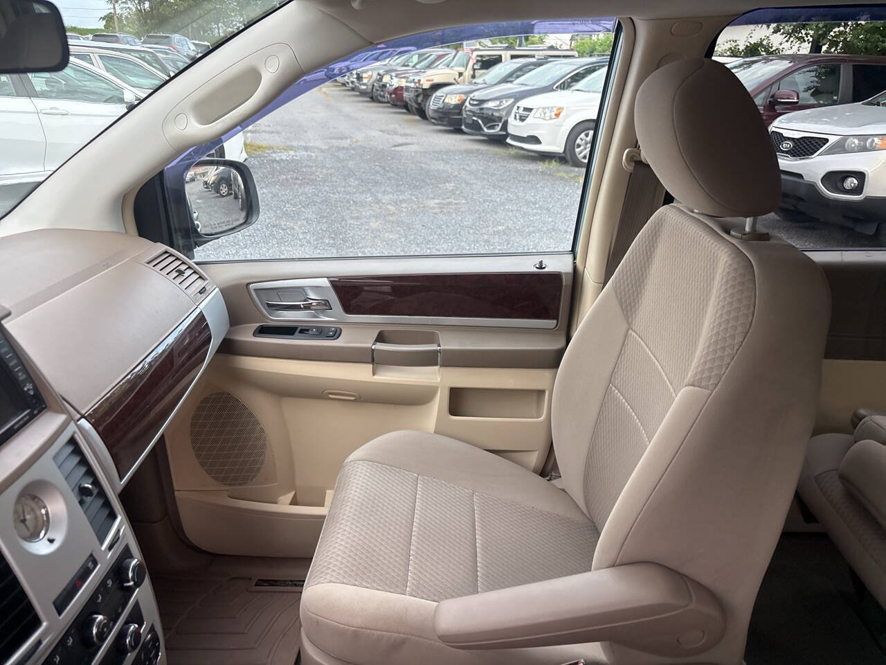 Used 2010 Chrysler Town & Country Touring w/ Entertainment Group #2 FWD image 10
