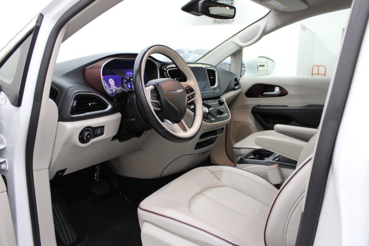 Used 2018 Chrysler Pacifica Limited w/ Advanced Safetytec Group FWD image 7