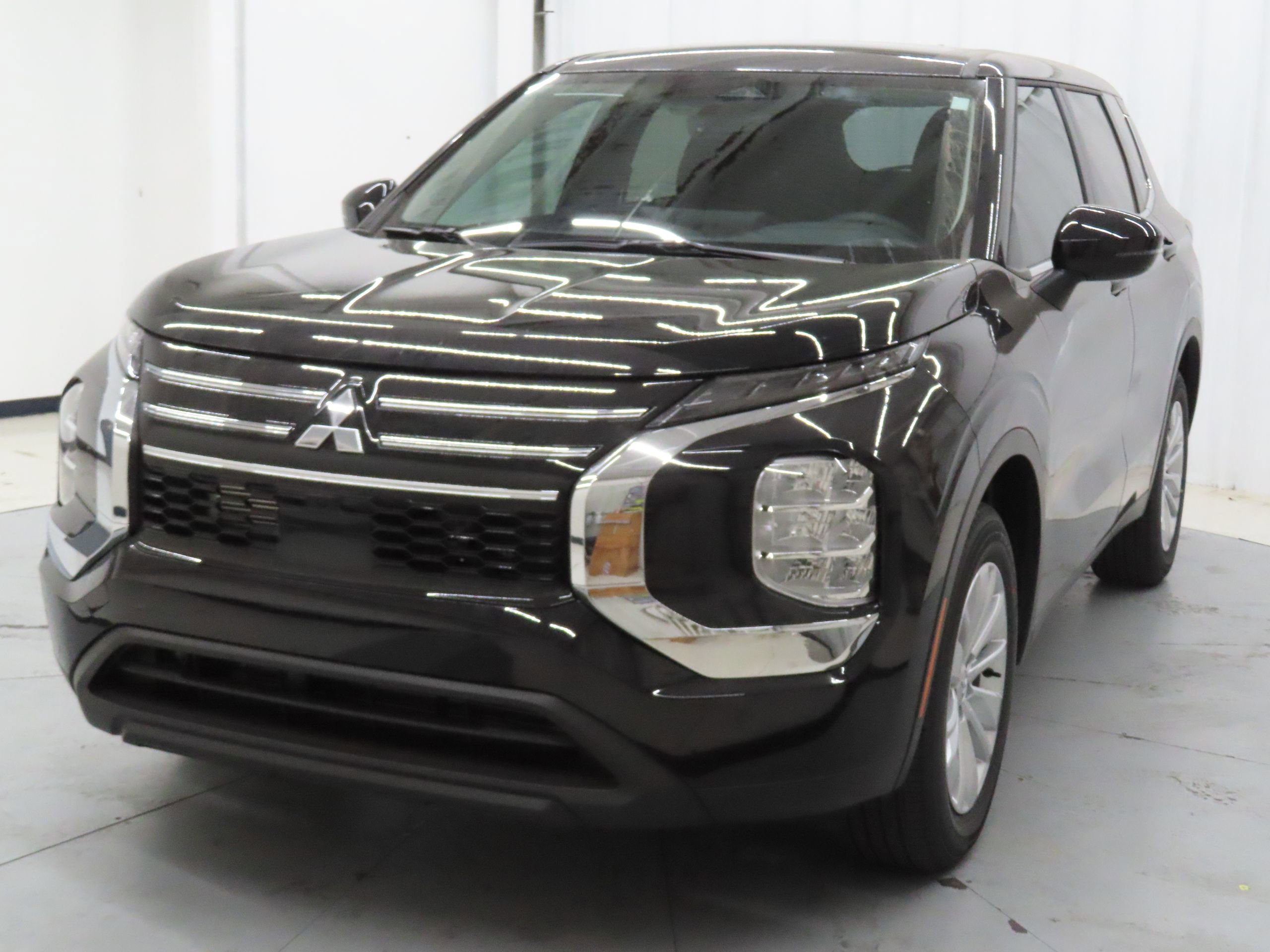 New 2026 Mitsubishi Outlander ES image 7