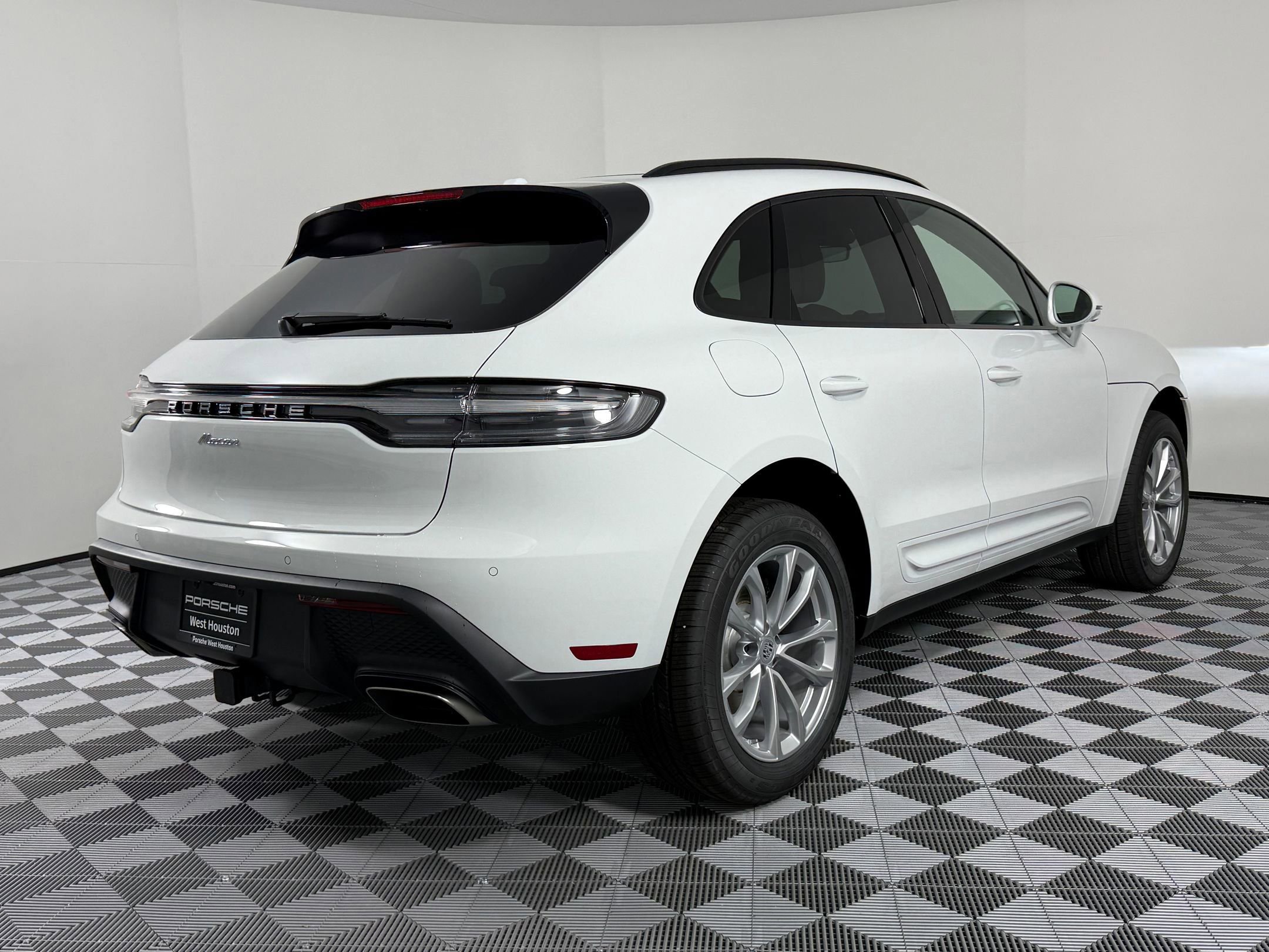 Certified 2026 Porsche Macan AWD/4WD image 9