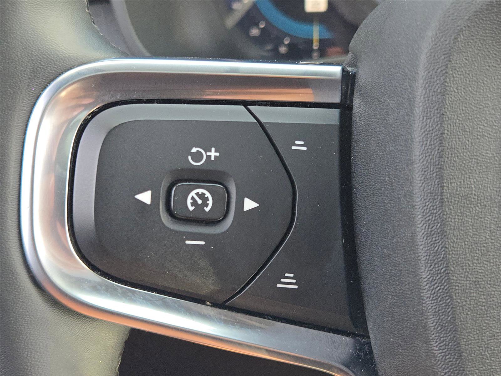 Used 2024 Volvo XC40 B5 Core image 36