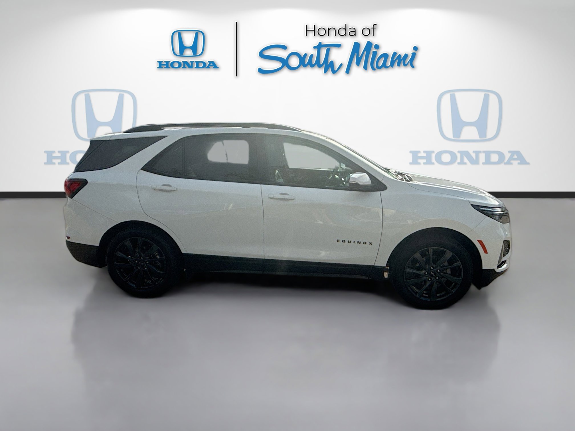 Used 2022 Chevrolet Equinox RS w/ Infotainment Package image 8