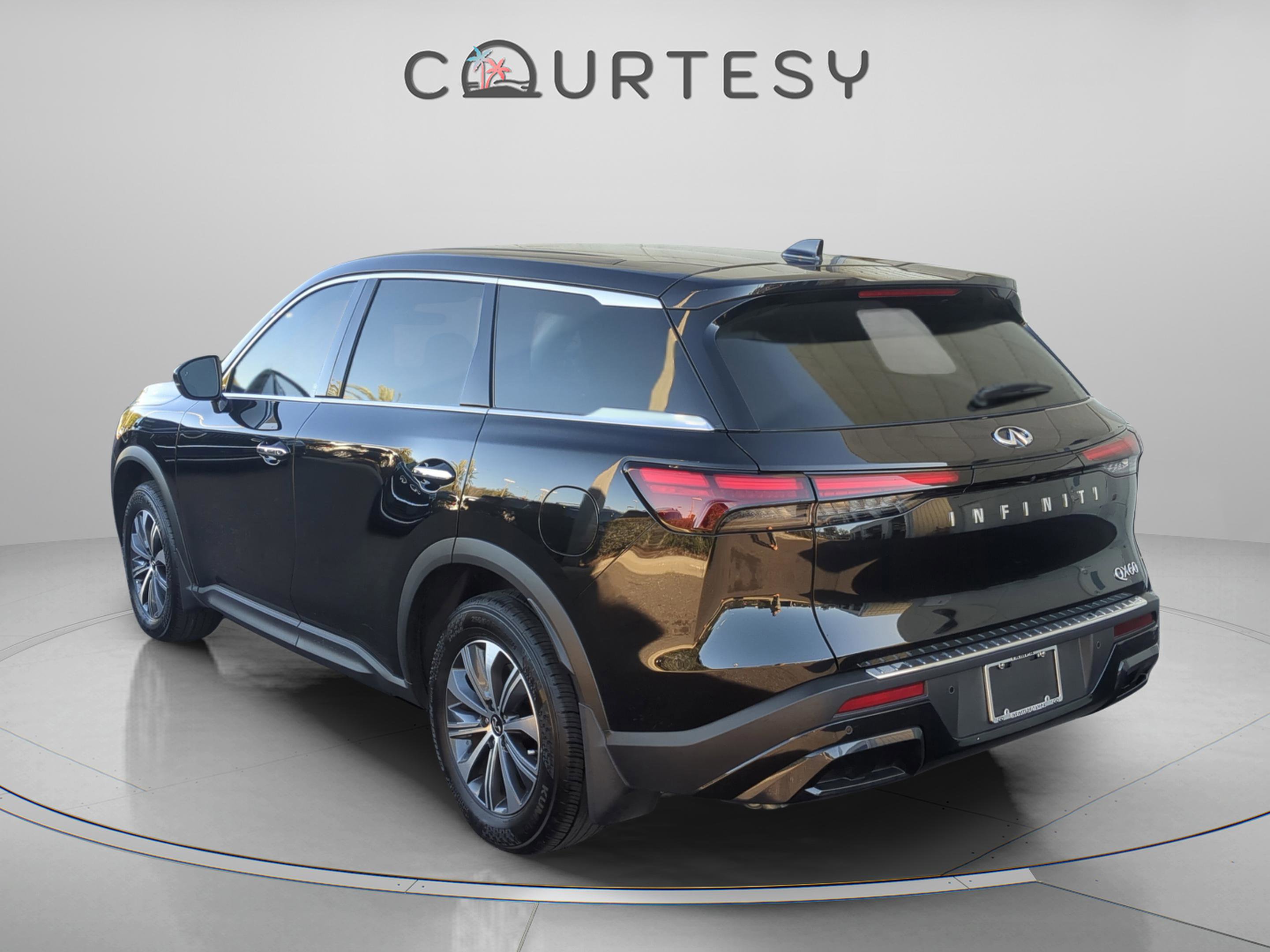 Used 2025 INFINITI QX60 Pure w/ Cargo Package image 3