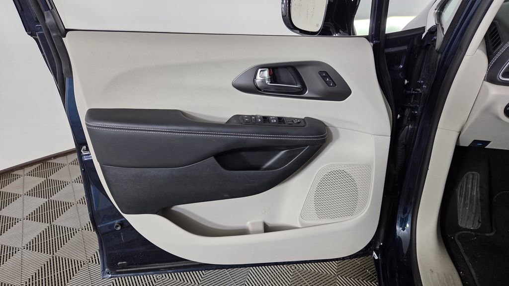 Used 2024 Chrysler Pacifica Touring-L FWD image 14