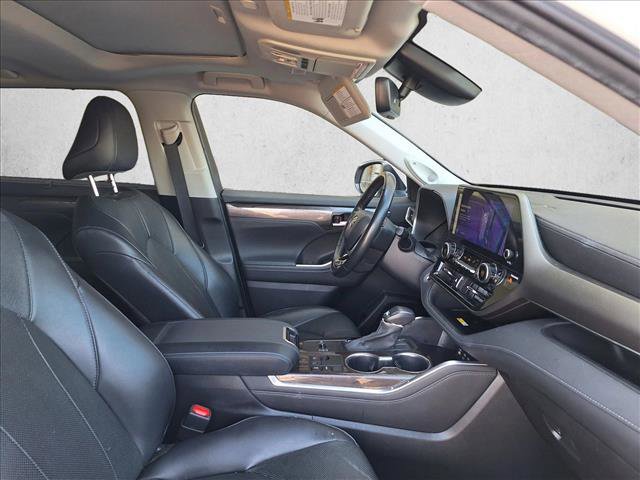 Used 2023 Toyota Highlander Limited image 17