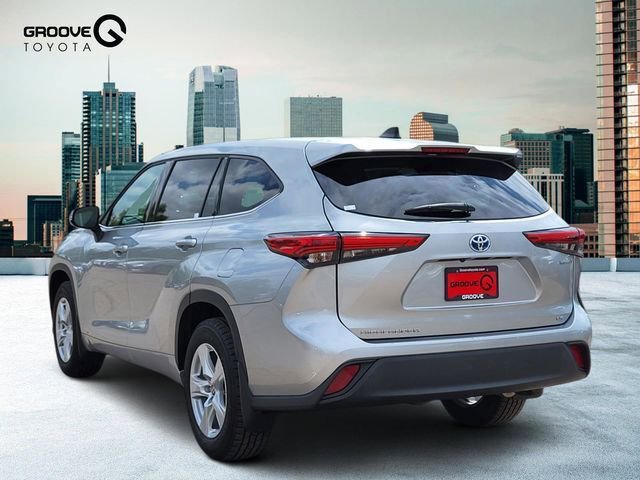 Used 2022 Toyota Highlander LE AWD/4WD image 3