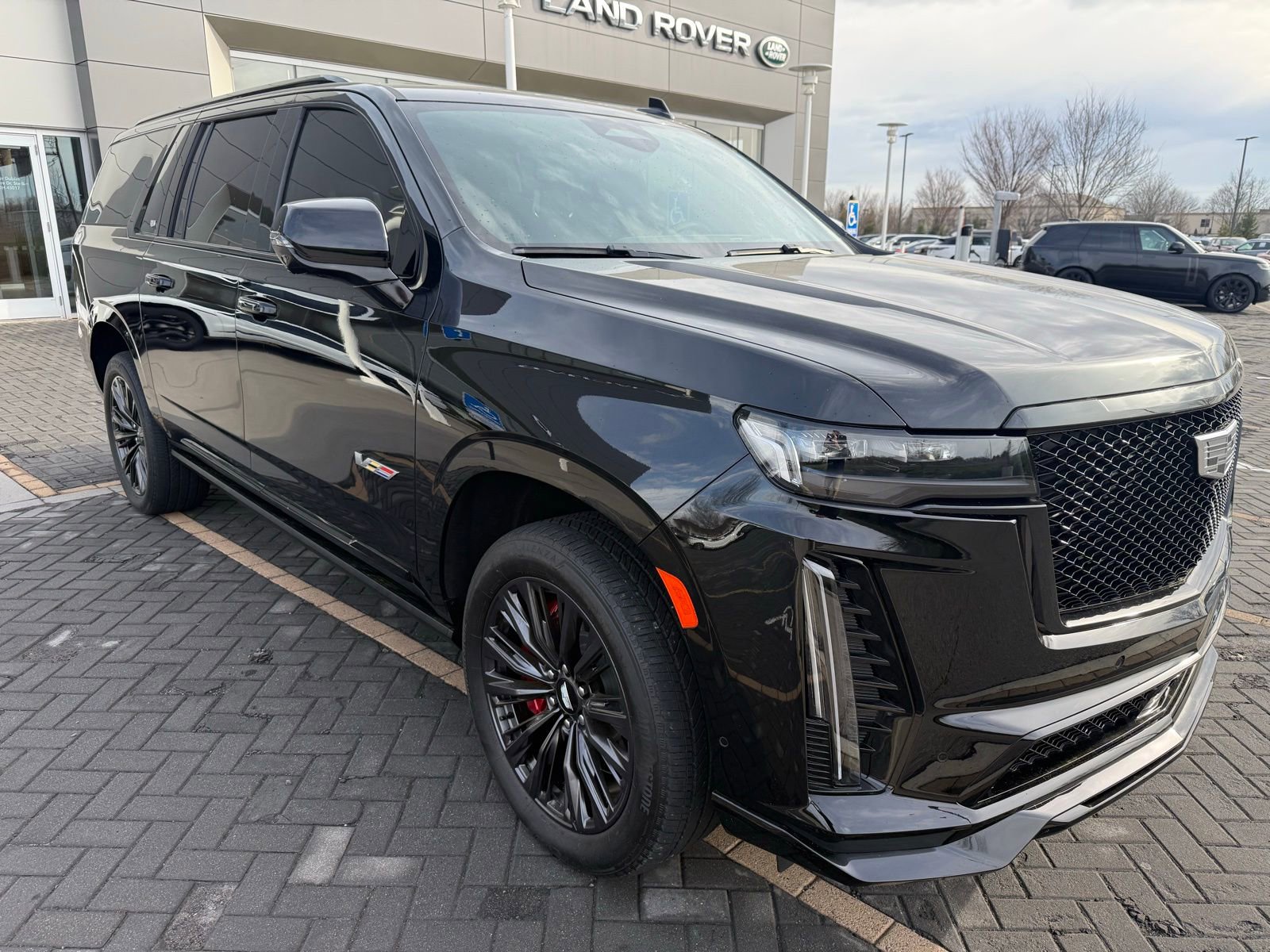 Used 2023 Cadillac Escalade ESV V w/ LPO, ONYX Package image 3