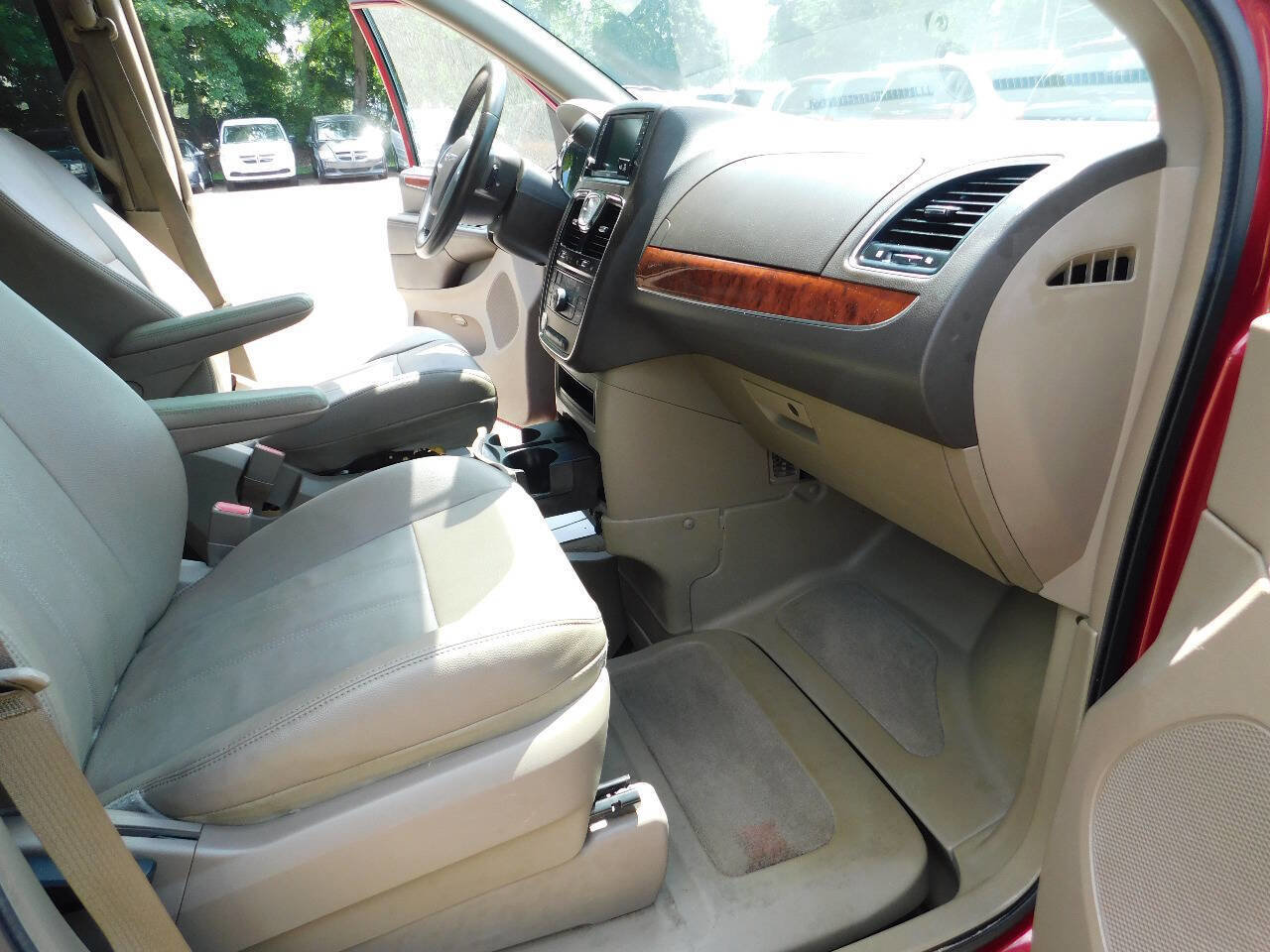 Used 2013 Chrysler Town & Country Touring image 23