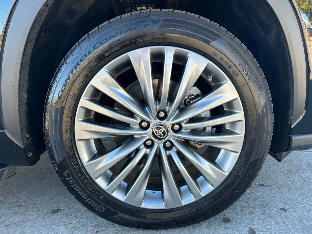 Used 2024 Toyota Highlander Platinum FWD image 32