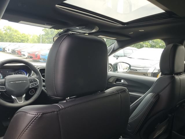 New 2027 Chrysler Pacifica Select AWD/4WD image 12