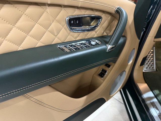 Used 2017 Bentley Bentayga AWD/4WD image 35