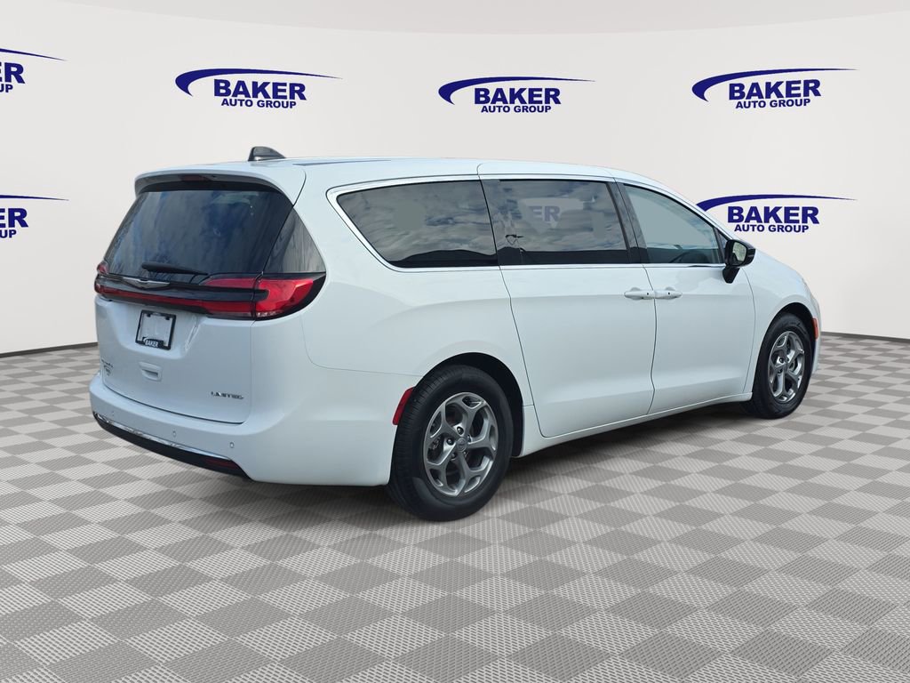 Used 2024 Chrysler Pacifica Limited image 3