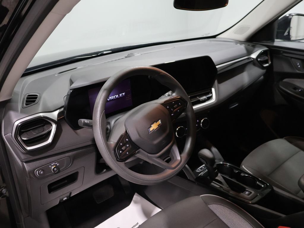 Used 2025 Chevrolet TrailBlazer LT AWD/4WD image 16
