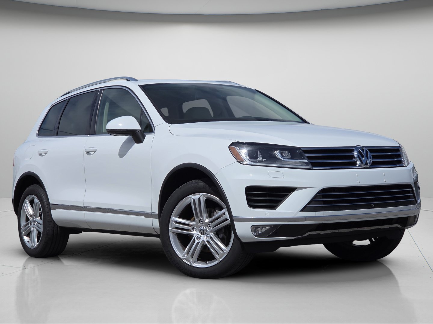 Used 2015 Volkswagen Touareg Executive AWD/4WD image 2