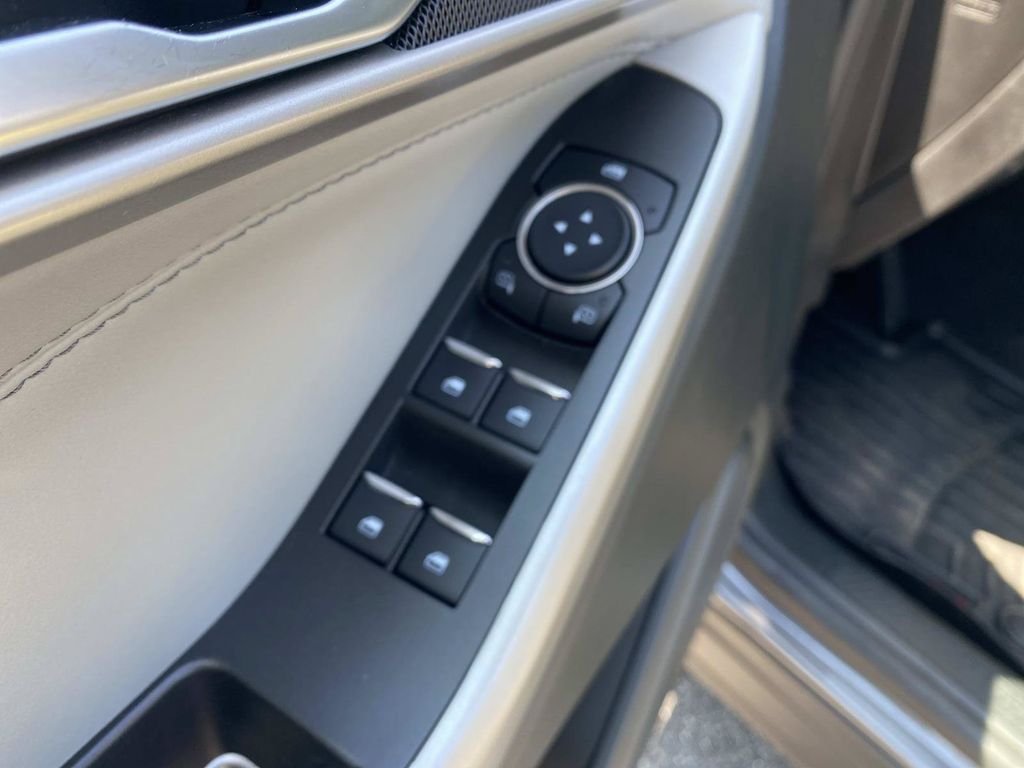 Used 2024 Ford Explorer XLT w/ Equipment Group 202A RWD image 18
