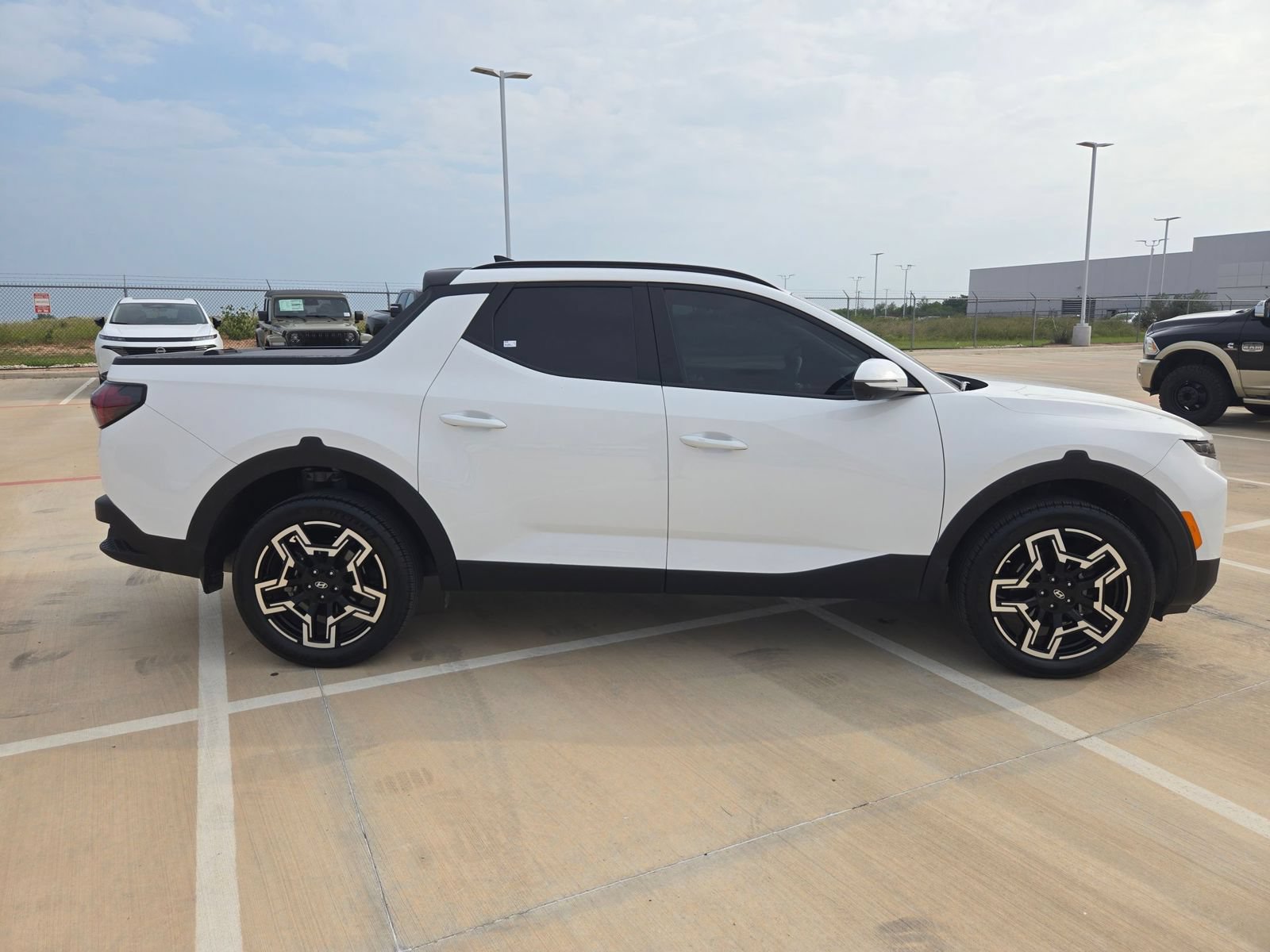 Used 2025 Hyundai Santa Cruz Limited AWD/4WD image 2