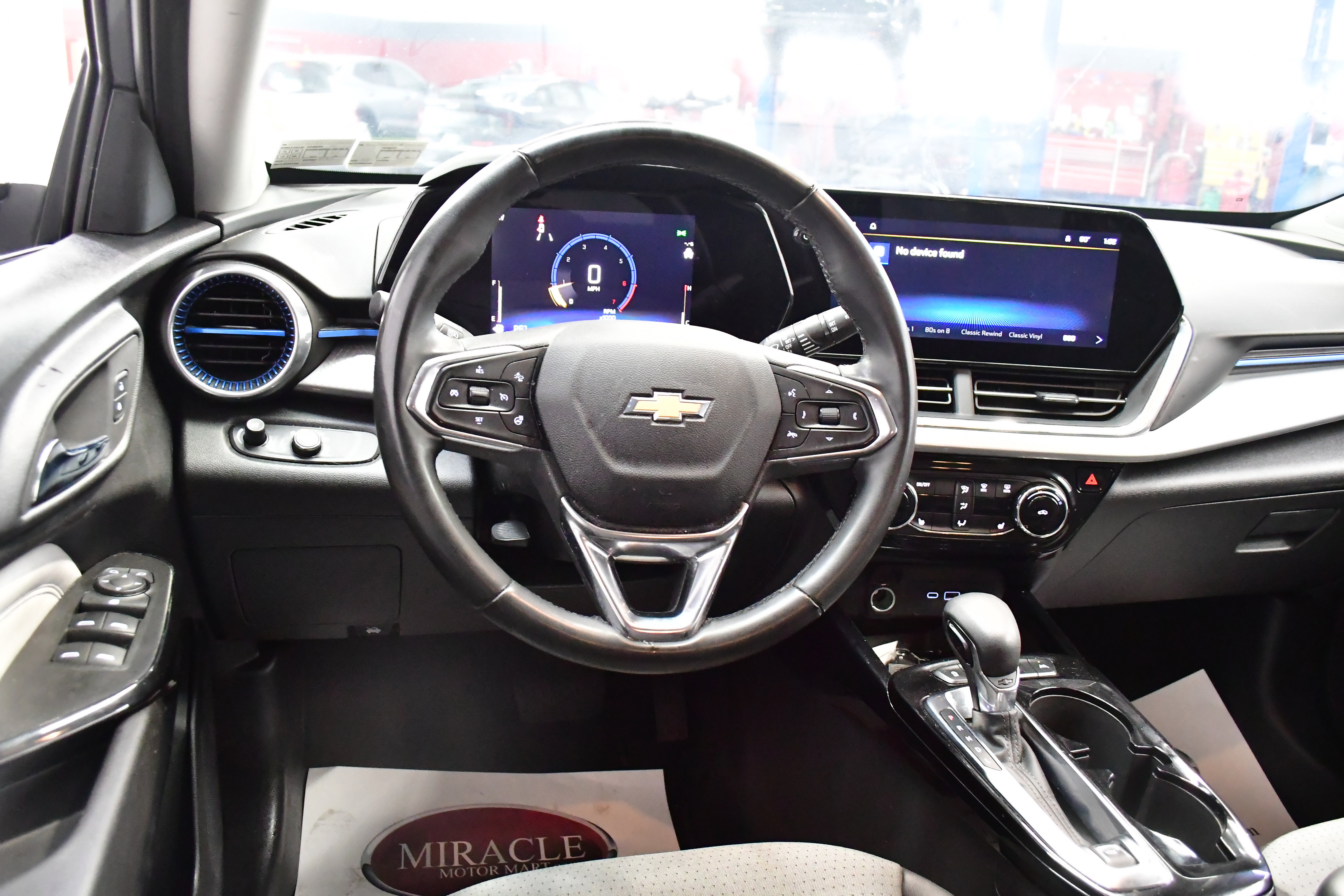 Used 2025 Chevrolet Trax LT w/ LT Convenience Package FWD image 14