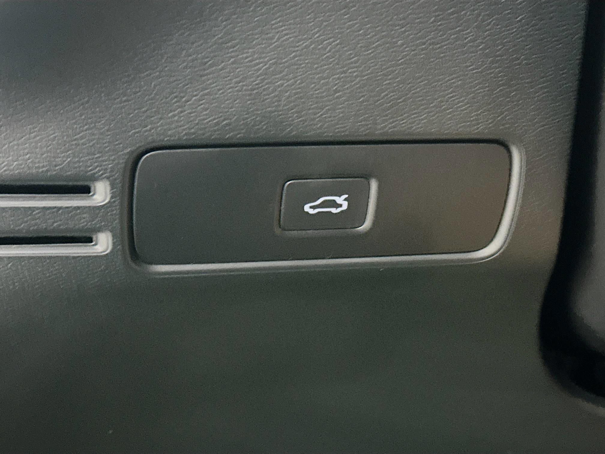 Used 2025 Volvo XC40 B5 Plus image 17