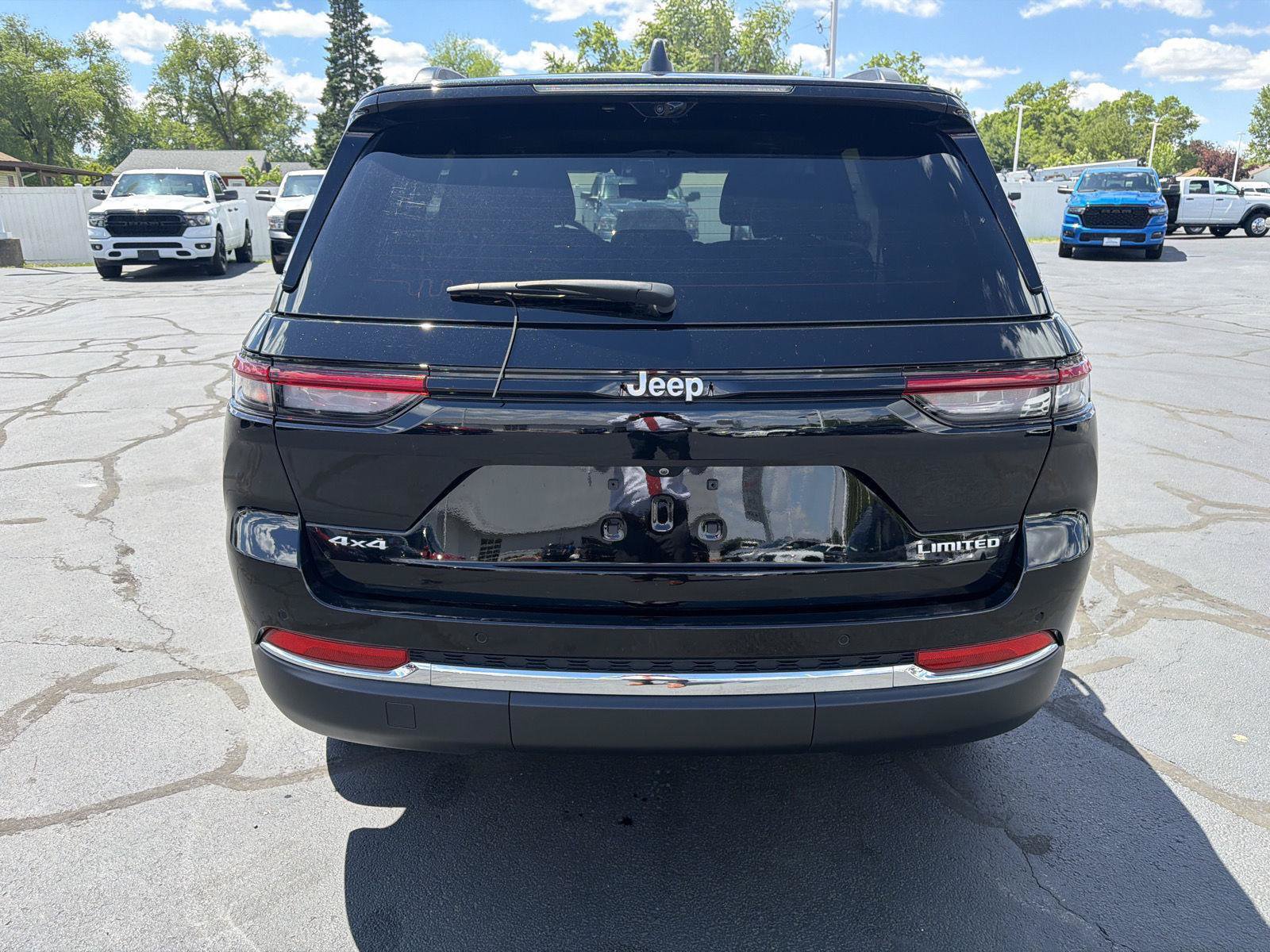 Used 2024 Jeep Grand Cherokee Limited w/ Luxury Tech Group II AWD/4WD image 8