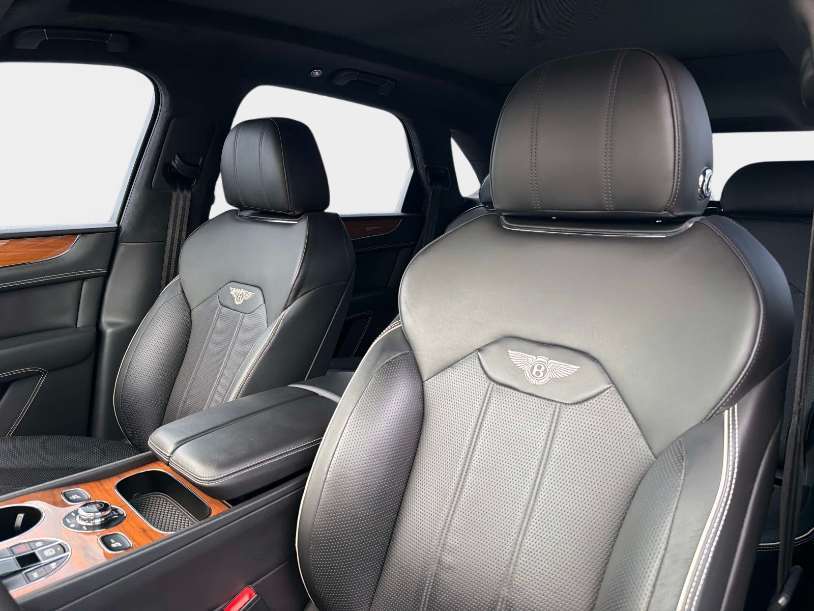 Used 2022 Bentley Bentayga AWD/4WD image 40