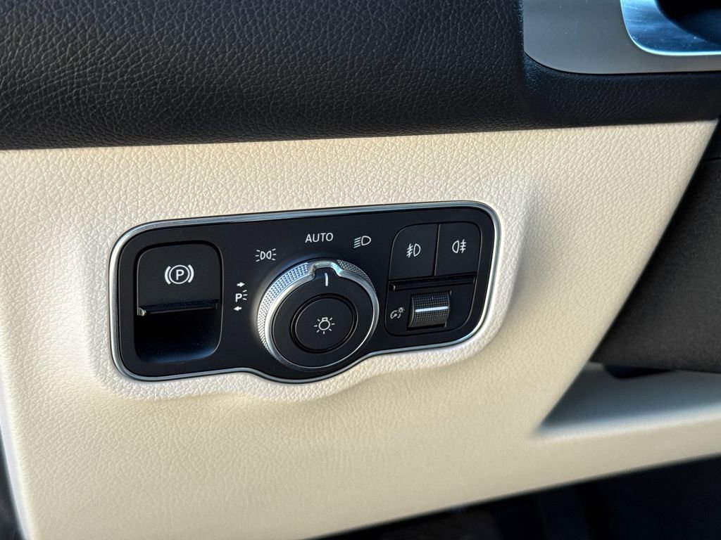 Used 2022 Mercedes-Benz GLB 250 image 23