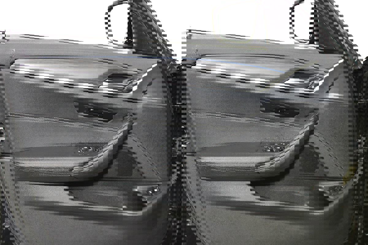 Used 2023 BMW 530e w/ M Sport Package image 7