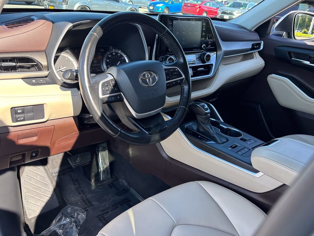 Used 2022 Toyota Highlander XLE AWD/4WD image 18