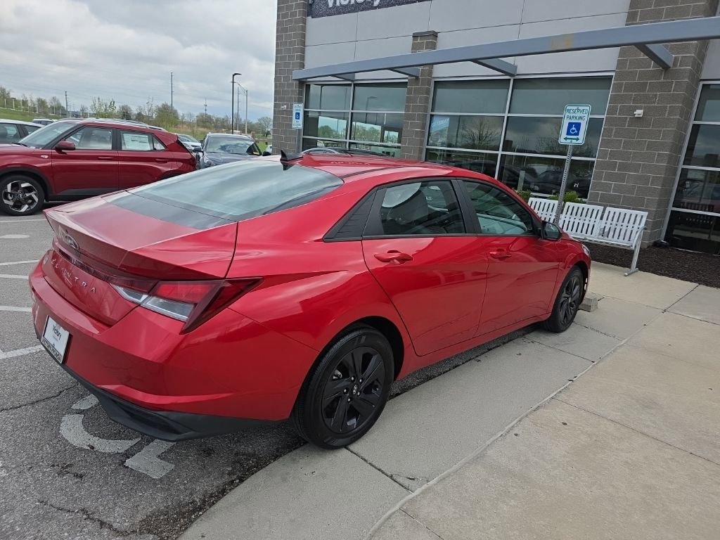 Used 2023 Hyundai Elantra SEL w/ Preferred Accessory Package FWD image 5