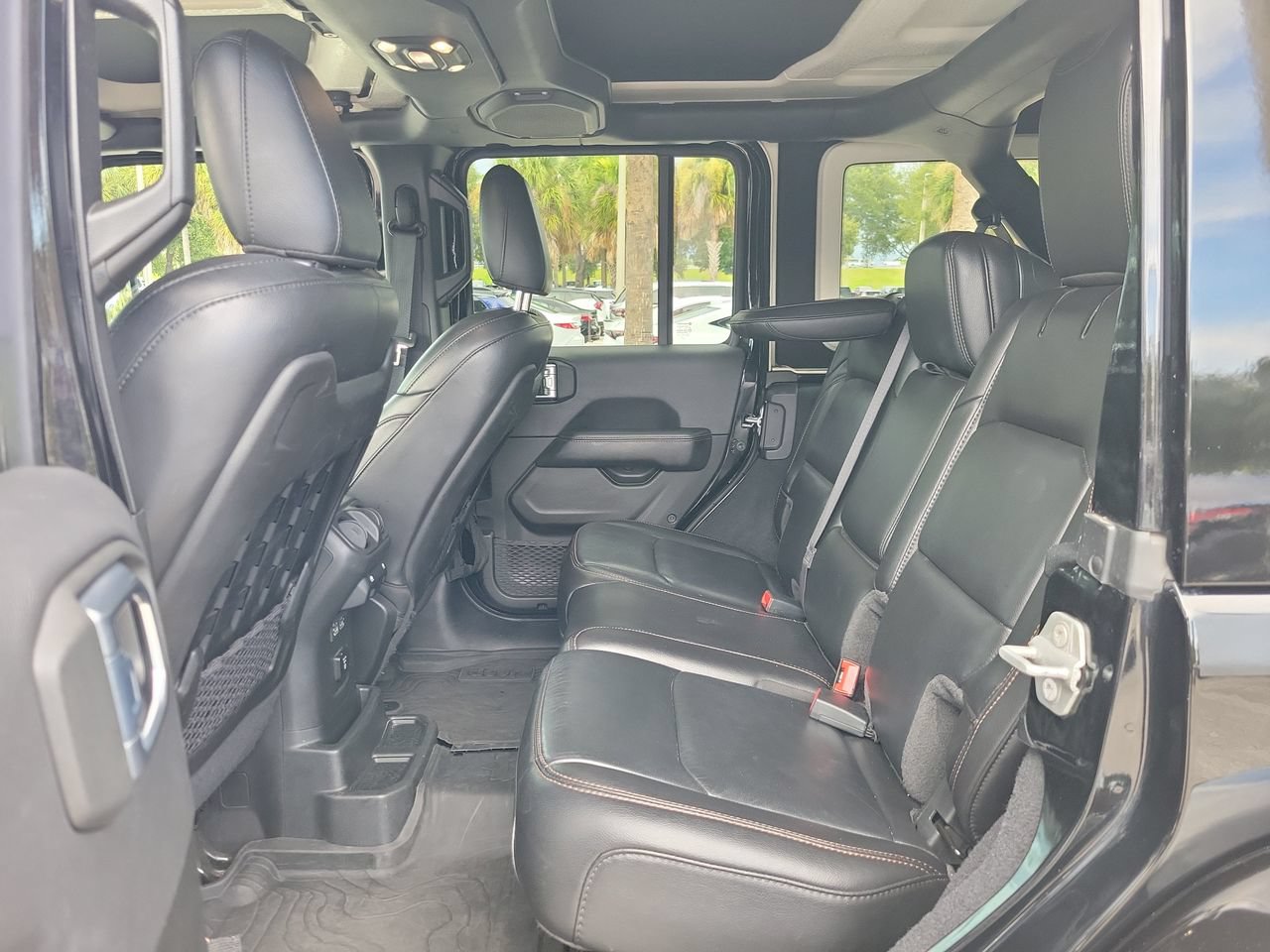 Used 2022 Jeep Wrangler Unlimited Rubicon w/ Dual Top Group AWD/4WD image 9