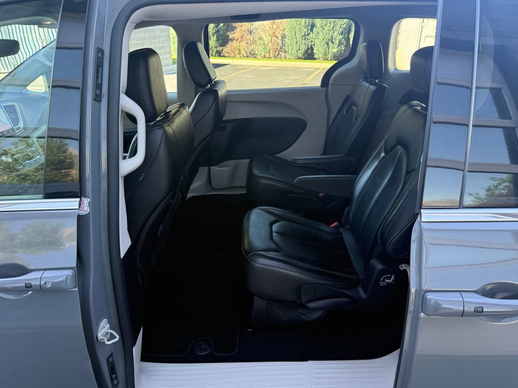 Used 2023 Chrysler Pacifica Touring-L FWD image 32