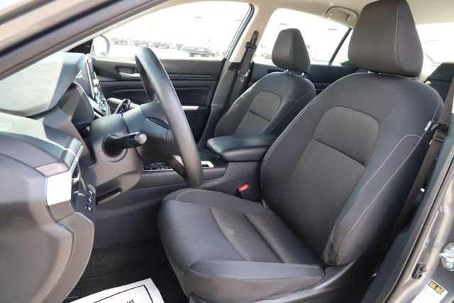 Used 2025 Nissan Altima 2.5 SV FWD image 12