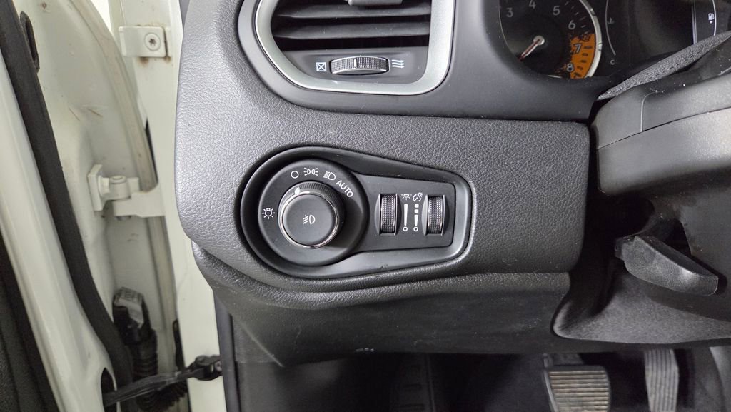 Used 2015 Jeep Renegade Latitude w/ Cold Weather Group AWD/4WD image 20