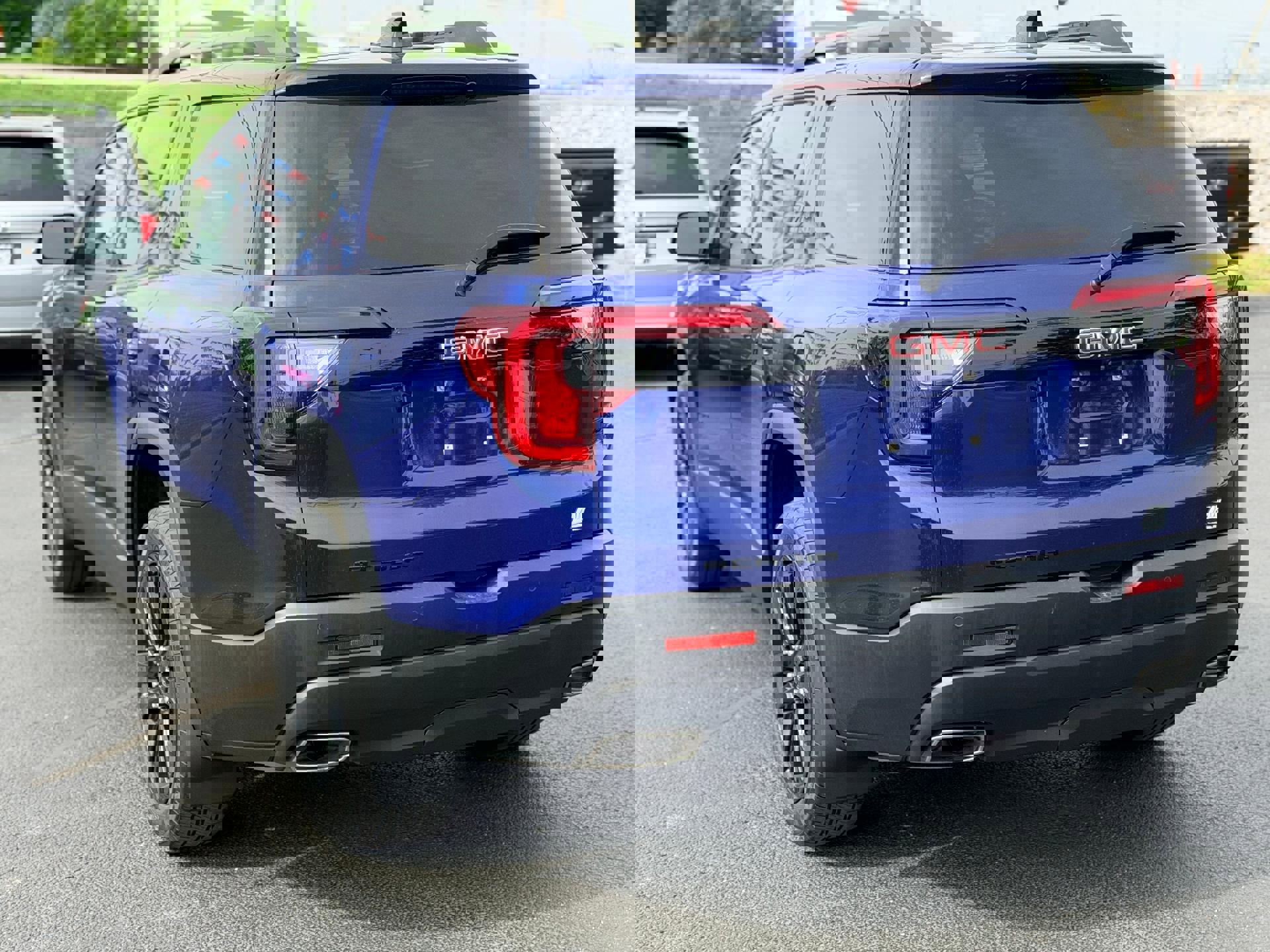 Used 2023 GMC Acadia SLT w/ Elevation Edition image 7