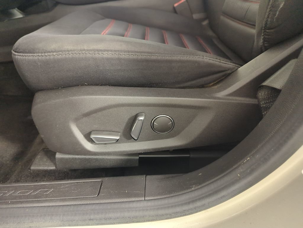 Used 2015 Ford Fusion SE w/ Equipment Group 201A FWD image 13