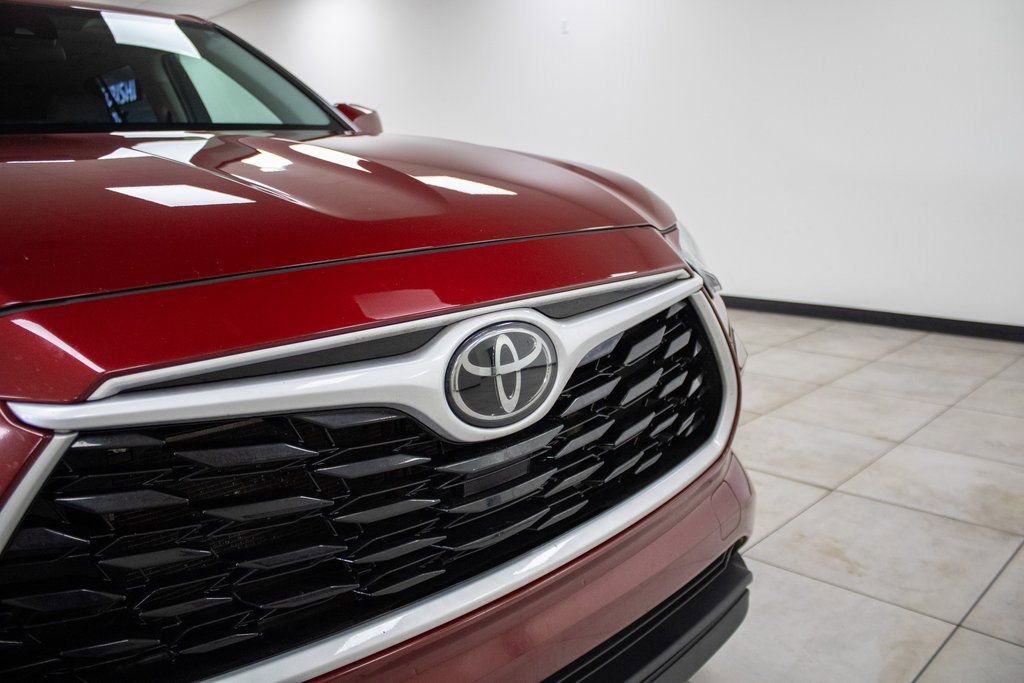 Used 2024 Toyota Highlander LE image 4