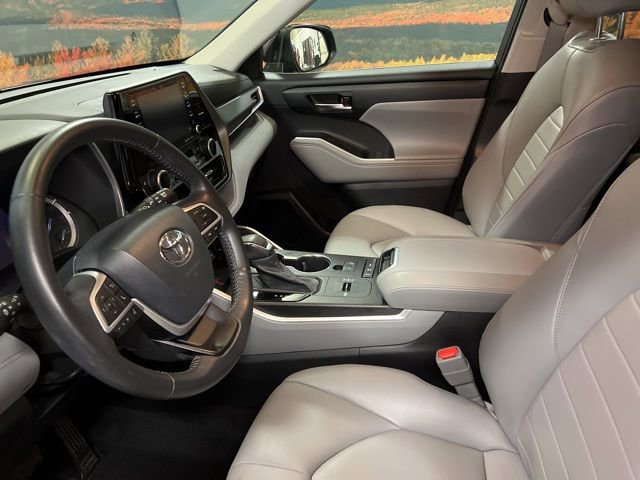 Used 2022 Toyota Highlander XLE AWD/4WD image 24